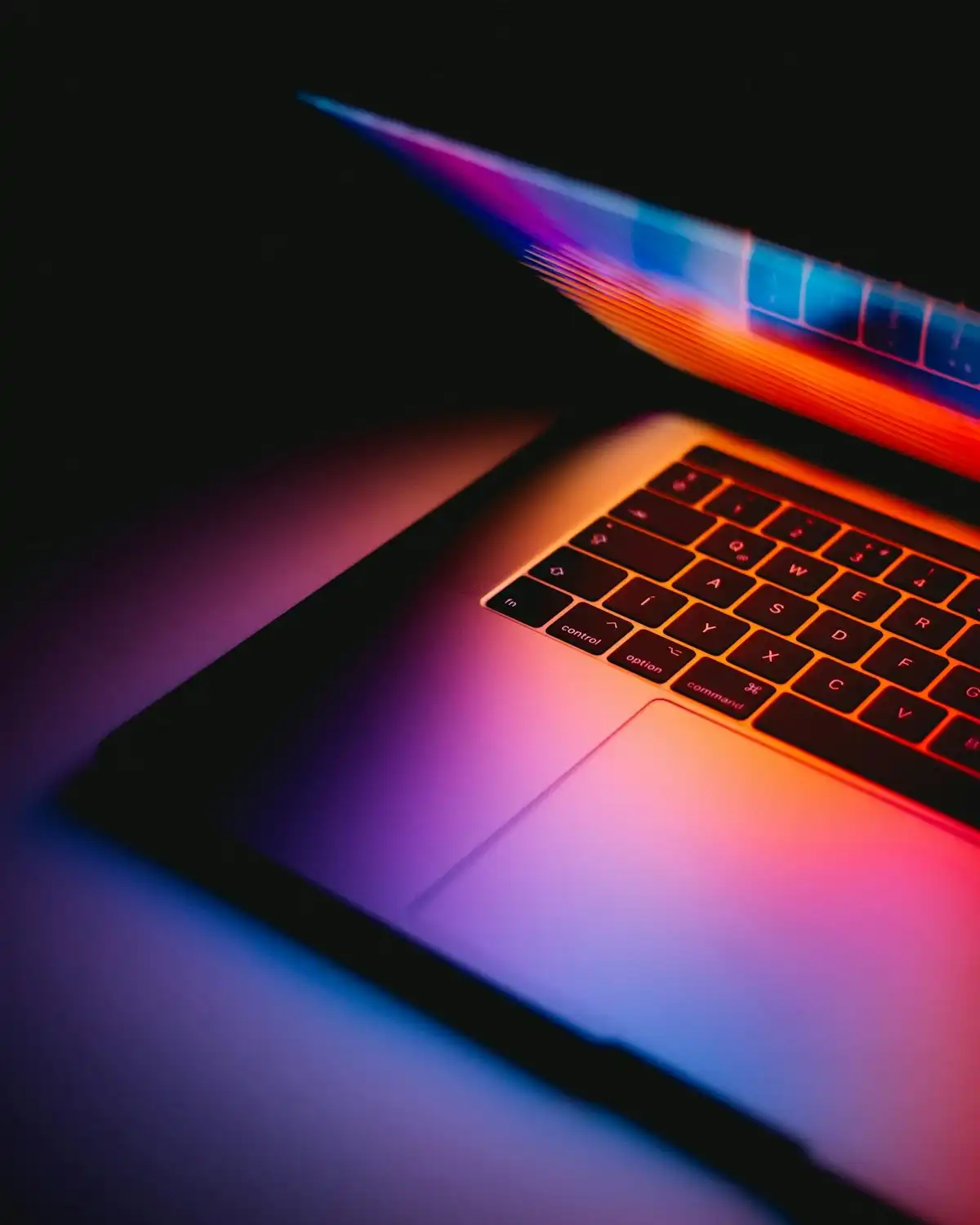 Portátil con una terminal de Linux en una habitación a oscuras